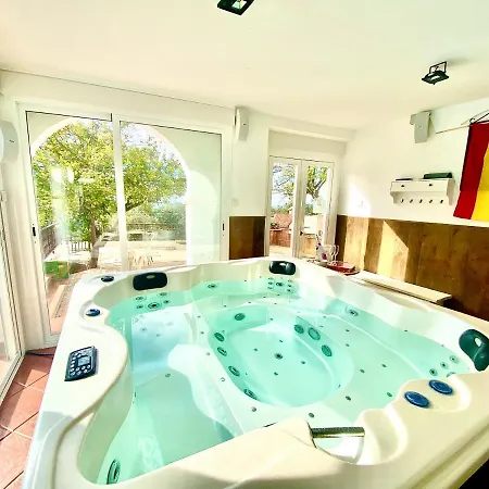 Casa Trassierra: 3-bedroom Retreat With Seasonal Shared Pool Apartment