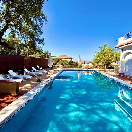 Casa Trassierra: 3-bedroom Retreat With Seasonal Shared Pool Apartment *