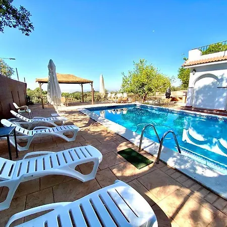 Apartment Casa Trassierra: 3-bedroom Retreat With Seasonal Shared Pool